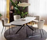 Table à manger ovale extensible et rotative de design italien, pieds en métal noir mat, plateau en céramique à ouverture simultanée, appartement