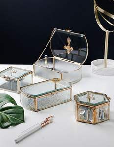 Boîte à bijoux élégante en laiton et en verre avec un savoir-faire délicat pour un affichage élégant et luxueux de pièces précieuses de bijoutiers - Product Image 6