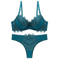 Ensemble brassière et culotte deux pièces pour femmes avec un matériau respirant en dentelle douce, parfait pour l'été et l'intérieur