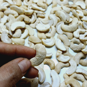 บรรจุภัณฑ์ฉลากส่วนตัวสำหรับขาย เม็ดมะม่วงหิมพานต์ คัชชู เม็ดมะม่วงหิมพานต์แตกแห้ง คุณภาพเยี่ยม SANTIGO - Product Image 1