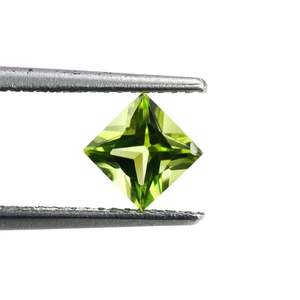 Peridot de haute qualité, forme carrée, 5 mm, pierres vertes de quartz naturel, taille princesse, lot en gros d'Inde - Product Image 4