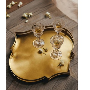 Plateaux de service décoratifs en laiton et aluminium faits à la main, finition opulente, pour hôtel, maison et décoration de table - Product Image 1