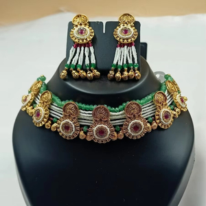 Nouveau design plaqué or traditionnel goutte perle et Kundan clouté boucle d'oreille collier ras du cou ensemble et ensemble de bijoux pour femme - Product Image 1