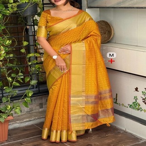 Sari en soie d'Assam pour femme, tissé jacquard Zari, avec bordure de pallu et franges de chemisier, fabriqué en Inde, en stock - Product Image 1