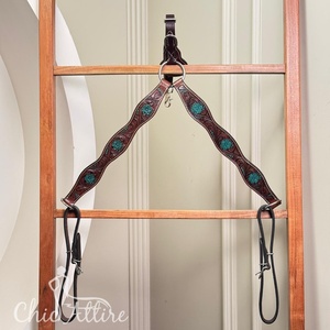 Collar de pecho occidental de cuero mecanizado a mano con acentos florales verde azulado tachuela de caballo ajustable para Rodeo Trail Ranch & Barrel Racing - Product Image 1