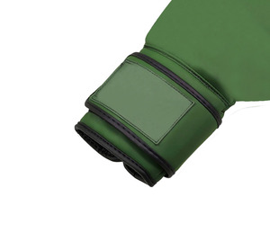 Gants de boxe Muay Thai personnalisés en cuir avec logo, fermeture auto-agrippante, pour hommes et femmes, couleur verte. - Product Image 3