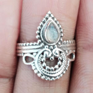 แหวนพลอยมูนสโตนสีเงินสเตอร์ลิงทำมือในอินเดียสำหรับสาวๆแต่งงานหรือปาร์ตี้วันเกิดสี925 - Product Image 2