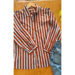 Chemise en popeline à fines rayures surdimensionnée pour le bureau - Luxe décontracté, mélange coton-soie avec logo brodé XL - Product Image 2