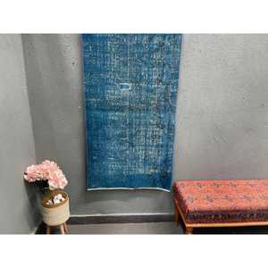 Alfombra Vintage de 2.6x4.9 pies, Alfombra Turca de Lana con Estampado Animal Azul - Product Image 1