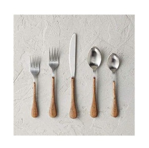 Couverts en métal uniques avec manche en bois offrant un look rustique élégant et parfaits pour décorer les tables - Product Image 1