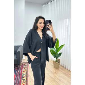 Conjunto de Dos Piezas LUSTRIN para Mujer, Blusa Cruzada Negra de Mezcla Modal y Pantalones Anchos de Cintura Alta con Cinturón para Primavera - Product Image 5