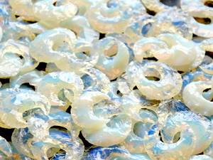 Pendentif en cristal de lune en opalite blanche naturelle Briolette de guérison Pierre précieuse à facettes en vrac Opalite Croissant de lune Sculpture Diamant charmant - Product Image 6