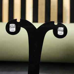 ต่างหูเพชรทรงเรเดียนท์คัท ดีไซน์หรูหรา ทองคำแท้ 14KT ทันสมัย เหมาะสำหรับงานปาร์ตี้ ได้รับการรับรองจาก IGI ของขวัญวันครบรอบ - Product Image 1