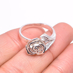 Anillo de plata hecho a mano con forma de rosa para mujer |   Anillo Ajustable de Diseño Floral |   Joyería de Estilo Vintage - Product Image 1
