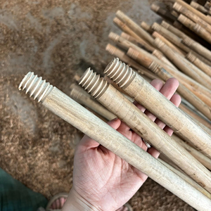 Mango de Escoba de Madera de Eucalipto Pulido Personalizable, Suave y de Primera Calidad - Product Image 1