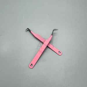 ADREES SONS BEAUTY INSTRUMENTS ASB-ETRS-001 Juego de Pinzas para Pestañas de Acero Inoxidable Sostenible Rosa y Negro con Logotipo Personalizado Tipo Gancho 90 - Product Image 2