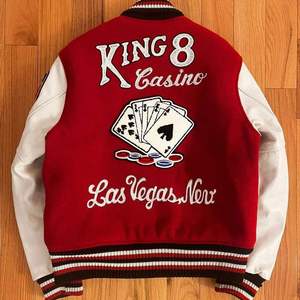 แจ็กเก็ตหนังผู้ชายผ้ากำมะหยี่ปักลายหรูหรางาน OEM ออกแบบได้ตามที่ต้องการ - Product Image 2