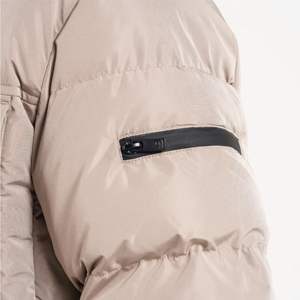 Chaqueta de poliéster para hombre con espalda ventilada y propiedades de absorción de humedad para uso activo - Product Image 2