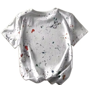 T-shirt à manches courtes décontracté pour femme avec imprimé graphique de gouttes de peinture et graffiti artistique - Product Image 1