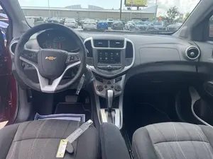Chevrolet Sonic LT Sedan d'occasion 2018 avec sièges en cuir, feux LED, pneus R19, transmission automatique, toit ouvrant panoramique - Product Image 2