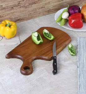 Tabla de cortar de madera ideal para estilos de cocina tradicionales que requieren una superficie sólida y confiable para la preparación de alimentos diaria. - Product Image 1