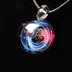 Colgante de cristal hecho a mano con forma de bola redonda, diseñado con colores enredados y estrellas para collar. - Product Image 1