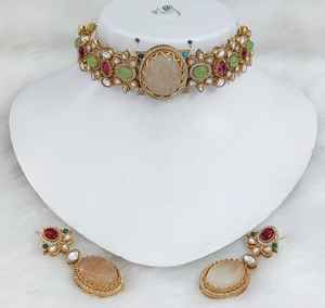 Ensemble de collier ras du cou en laiton Polki inspiré de Sabyasachi, idéal pour les mariages, les tenues de soirée, complète les tenues ethniques et occidentales - Product Image 3