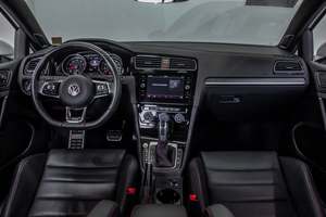 Volkswagen Golf GTI 2.0T Rabbit Edition FWD 2019 / Disponible à la vente avec faible kilométrage, moteur essence, véhicule d'occasion en excellent état et conduite à gauche - Product Image 6