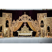 Magnifique scène de Walima musulmane sur le thème d'or Configuration de la réception sur le thème de l'or Mariage musulman Golden Touch Scène de réception de mariage