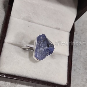 Bague pour femme en argent sterling 925 martelé, avec pierre brute naturelle ajustable en Tanzanite, pierre de naissance de décembre - Product Image 3
