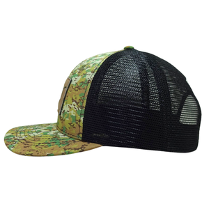 Vente en gros de casquette camionneur 6 panneaux en cuir camouflage avec logo, maille noire, couture contrastée, boucle à simple boutonnage pour tous les âges - Product Image 3