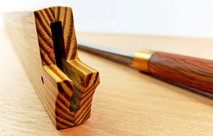 Cuchillo para Atún Largo de 27 Pulgadas, Acero al Carbono, Herramienta Profesional para Filetear y Rebanar, Mango de Madera Ecológico con Caja - Product Image 3