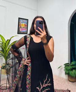 Dernier modèle de robe Anarkali traditionnelle brodée, tenue de soirée longue noire pour femmes avec dupatta, style pakistanais - Product Image 1