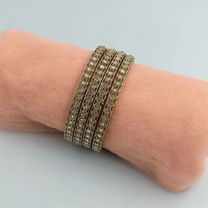 Bracelets indiens à la mode et traditionnels en laiton plaqué or avec perles d'imitation en forme de fleur pour femmes et filles, pour les occasions de mariage - Product Image 1