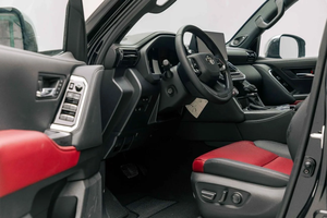 Como nuevo, precio asequible, 2026 Attitude Black TY - Land Cruiserz 300 VXR 3.3L V6 Twin-Turbo Diesel 4WD SUV, listo para enviar - Product Image 3