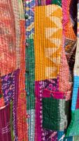 Veste multicolore imprimée ethnique faite à la main Vestes Kantha vintage Manteaux Kantha en soie matelassée de qualité supérieure au prix de gros