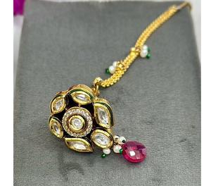 Tikka en laiton plaqué or de qualité supérieure, élégant et raffiné, orné de pierres Kundan, pour femmes, jeunes filles et mariées, pour les occasions de mariage et de fêtes. - Product Image 2