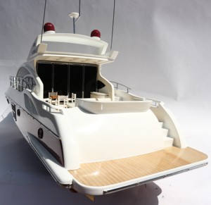 AZIIMUT 68S Modèle de bateau artisanal en bois coque rouge avec décoration peinte à la main Boîte cadeau de style art domestique - Product Image 1