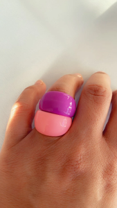 Bague en résine avec boucle en corne en plastique et cercle en résine de différentes couleurs pour les sacs de tenue de mariage inspirés du style des anges. - Product Image 3