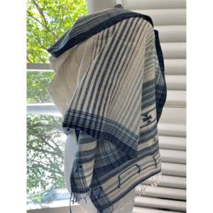 Bufanda/Chal de Algodón Orgánico Tejido a Mano con Diseño Floral Índigo, Ligero y Transpirable para Fiestas - Product Image 6