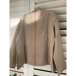 Veste REYA en lin taupe avec col montant, respirante, avec rembourrage en coton amovible et coque en cuir - Product Image 3