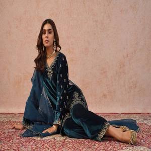 VASTRA COTTAGE Designer Ensemble ethnique 3 pièces pour femme en velours de viscose lourd, haut, pantalon et dupatta en faux georgette, tenue traditionnelle élégante - Product Image 6