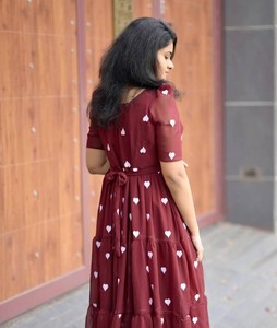 Chic élégant rubis profond rouge imprimé fleuri robe mi-longue manches courtes mignon grenat tenue de soirée OxBlood robe fluide pour la Saint-Valentin - Product Image 1
