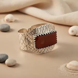 Bracelet élégant pour femme en argent avec pierres de cornaline, perles et diamants, style religieux - Product Image 1