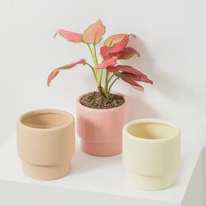 Magnifiques vases à fleurs en céramique colorée, design moderne pour décorations de mariage, présentant des arrangements floraux spectaculaires - Product Image 1