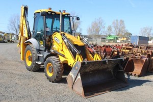 Tracteur JCB 3CX avec pelle rétrocaveuse et chargeur frontal, moteur diesel, boîte de vitesses haute performance, pompe, moteur - Product Image 5