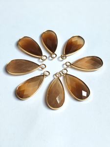 Conector de Bisel Chapado en Oro de 18k con Incrustaciones de Latón Vintage y Piedra de Cuarzo de 20x10mm - Product Image 1