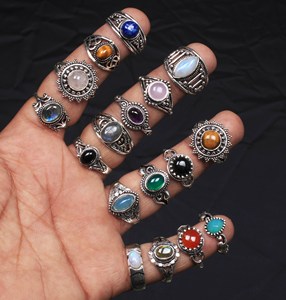 Bagues géométriques de style punk empilables en cuivre et laiton plaqué argent avec mélange de pierres de cristal de formes variées, fabriquées à la main - Product Image 4