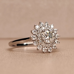 Anillo de Diamantes de Oro de 10k y 14k con Diseño de Flor Personalizado de Lujo, Anillos de Boda de Diamantes Moissanite VVS, Estilo Clásico para Mujer - Product Image 2