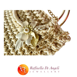 กระเป๋าสะพายไหล่ของผู้หญิงแฟชั่นสีงาช้างสีทองดอกไม้เรขาคณิตโครเชต์ทำด้วยมือมีสองสายการออกแบบจากอิตาลี - Product Image 5